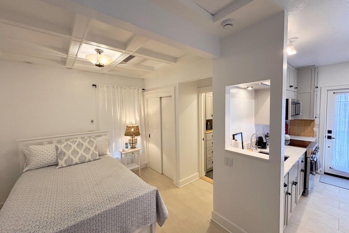 Hayward Hideaway: Modern Garden Cottage